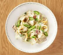 Tortellini con pancetta e asparagi