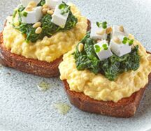 Scramble con spinaci