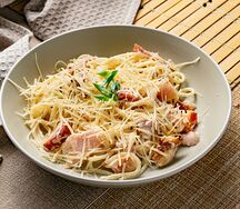 Паста с курицей и беконом
