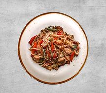 Удон с лососем, овощами и соусом на выбор