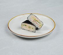 Онигири с крабом