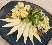 Ассорти домашних сыров