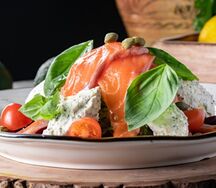 Салат с творожным сыром и сёмгой