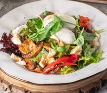 Салат с моцареллой и овощами гриль