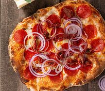 Пицца с чоризо, красным луком и вялеными томатами