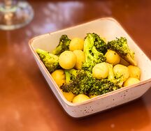 Брокколи и картофельные дольки