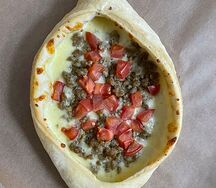 Хачапури по-аджарски с беконом и томатами