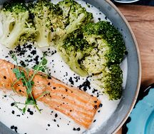 Стейк из семги с кокосовым кремом и брокколи
