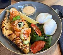 Круассан с семгой, творожным сыром, яйцами пашот и салатом