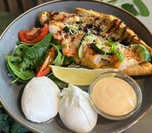Круассан с креветками, салатом, яйцами пашот и соусом том ям