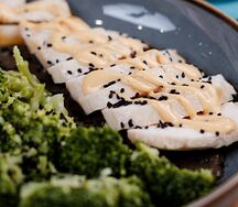 Куриная грудка с овощами на грибном соусе