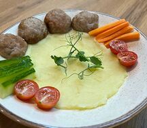 Котлетки из индейки с картофельным пюре и овощами