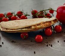 Закрытая пицца цезарь