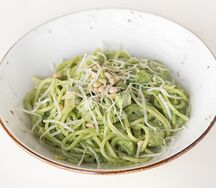 Паста зелёная со шпинатом и кедровыми орешками