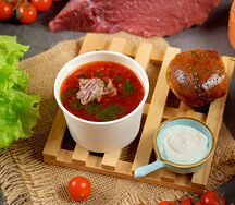 Борщ с зеленым маслом, сметаной и пампушкой