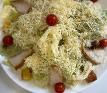 Салат Цезарь с курицей