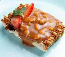 Медовик с соленой карамелью и арахисом