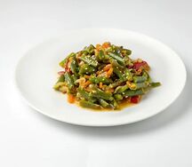 Салат с овощами и фасолью