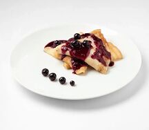 Блины с соусом из черной смородины