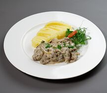 Бефстроганов из говядины в сливках с картофельным пюре