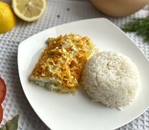 Рыба пикша, тушеная с овощами и рис отварной