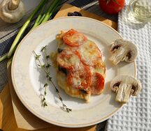 Куриные отбивные с грибами и помидорами и булгур с овощами