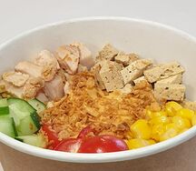 Поке с индейкой, тофу, кукурузой и бобами