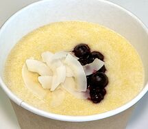 Кукурузная манка на кокосовом молоке со смородиной