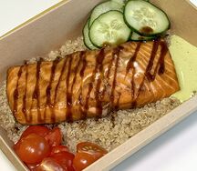 Стейк лосося с огуречным соусом и киноа