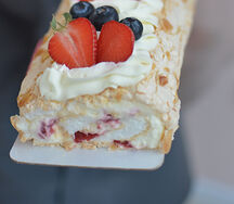 Кусочек меренгового рулета