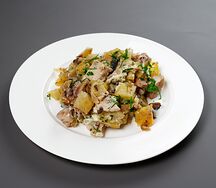 Сковородка с цыпленком в сливочном соусе