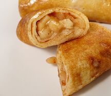 Блины с яблоком и корицей