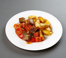 Гуляш из говядины с картофелем, запеченный в травах