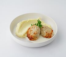 Куриные котлеты с пюре и сырным соусом