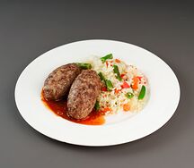 Мясные котлеты с рисом и овощами