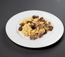 Скрэмбл с цыпленком и грибами