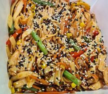 Вок-лапша в ореховом соусе с курицей