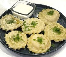 Вареники с картошкой, сметаной и зеленью