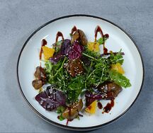 Салат теплый с куриной печенью