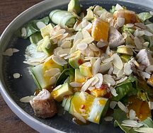 Салат с курицей и соусом манго-чили