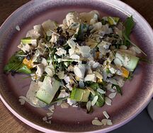 Салат с курицей, апельсином и авокадо