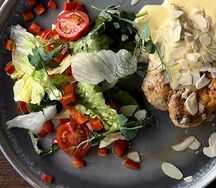 Куриное филе со сливочно-апельсиновым соусом и овощным салатом