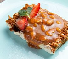 Медовик с соленой карамелью и арахисом