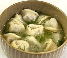 Домашние пельмени с бульоном