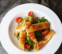 Листья салата с хрустящим цыпленком и соусом сладкий чили