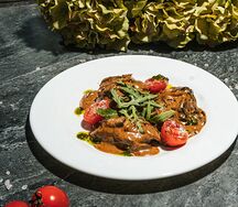 Медальоны из говядины под грибным соусом