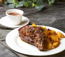 Стейк из свинины с картофелем по-деревенски