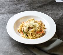 Феттуччине с курицей и овощами