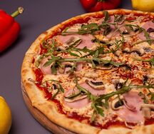 Пицца с ветчиной и грибами
