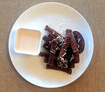 Гренки чесночные с соусом блю чиз